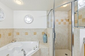 Shower, jetted bath, hair dryer, towels - Spacious 3-bedroom condo with beach access in Oceanwalk, New Smyrna Beach. (New Smyrna Beach)