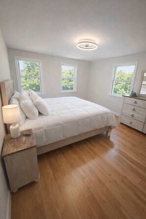 5 bedrooms, iron/ironing board, Internet, bed sheets