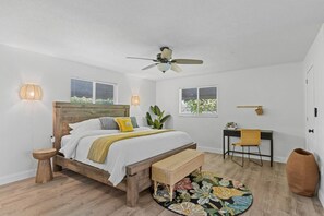 Desk, iron/ironing board, travel cot, WiFi - PAR-TEE | 3BD Home on Golf Course - Sleeps 11 (Sarasota)