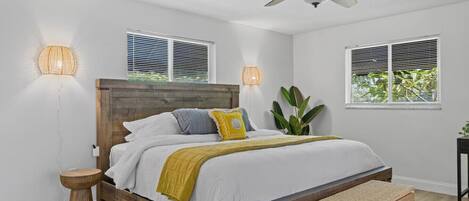 Escritorio, tabla de planchar con plancha, cuna de viaje y wifi