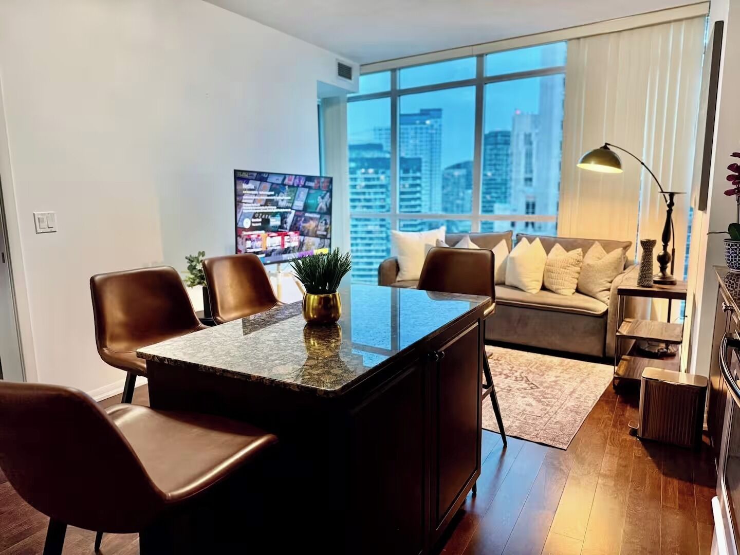 Apartemen Eksekutif, pemandangan kota | Makan di kamar