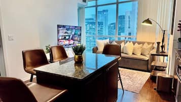 Apartemen Eksekutif, pemandangan kota | Makan di kamar