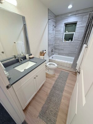 Douche, sèche-cheveux, serviettes fournies, savon