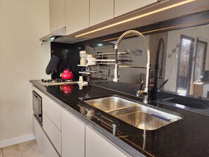 Frigorifero, microonde, forno, macchina per tè/caffè