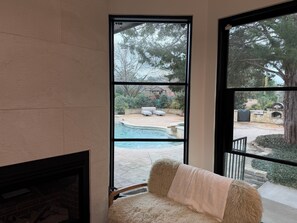 Smart TV, fireplace, books - Stunning TX Family Home 30 Mins to Dallas • 4BR • Pool + Hot Tub • Near Frisco (Fairview)