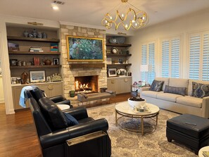 Smart TV, fireplace, books - Stunning TX Family Home 30 Mins to Dallas • 4BR • Pool + Hot Tub • Near Frisco (Fairview)