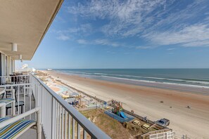 Property grounds - Upgraded Beachfront Condo w/ Balcony & King Bed | Walk to Boardwalk (Daytona Beach)