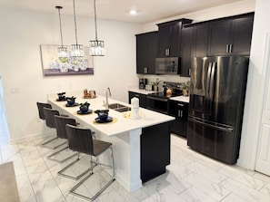 Private kitchen - Located 15 from Disney and 25 to universal. Amazing and comfortable townhouse (Davenport)