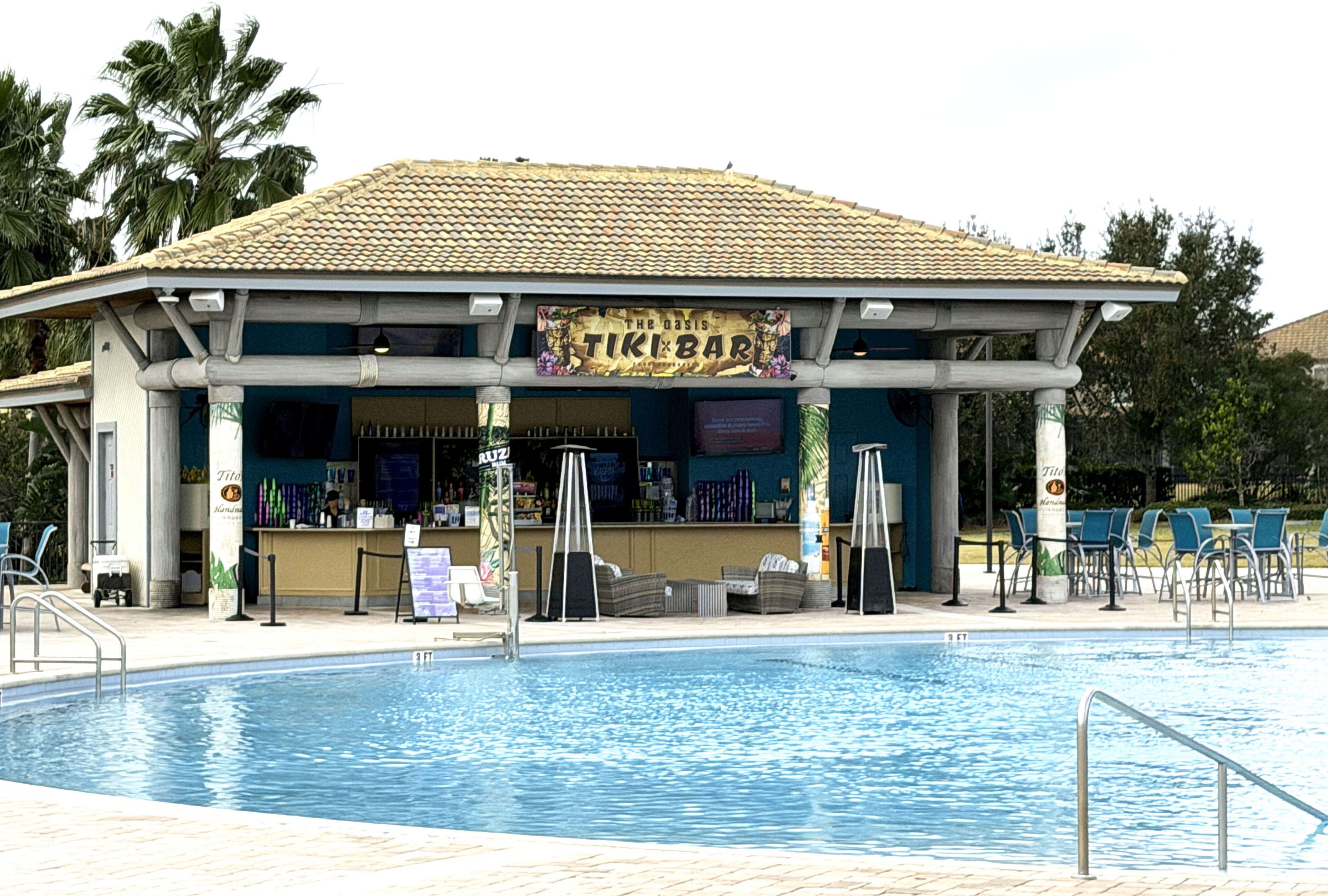 Un bar tiki con una piscina delantera.