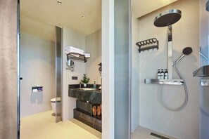 Romantic Twin Room | Bathroom | Separate bathtub and shower, rainfall showerhead, free toiletries - Santa Monica Seaview Vacation Home (Shenzhen)