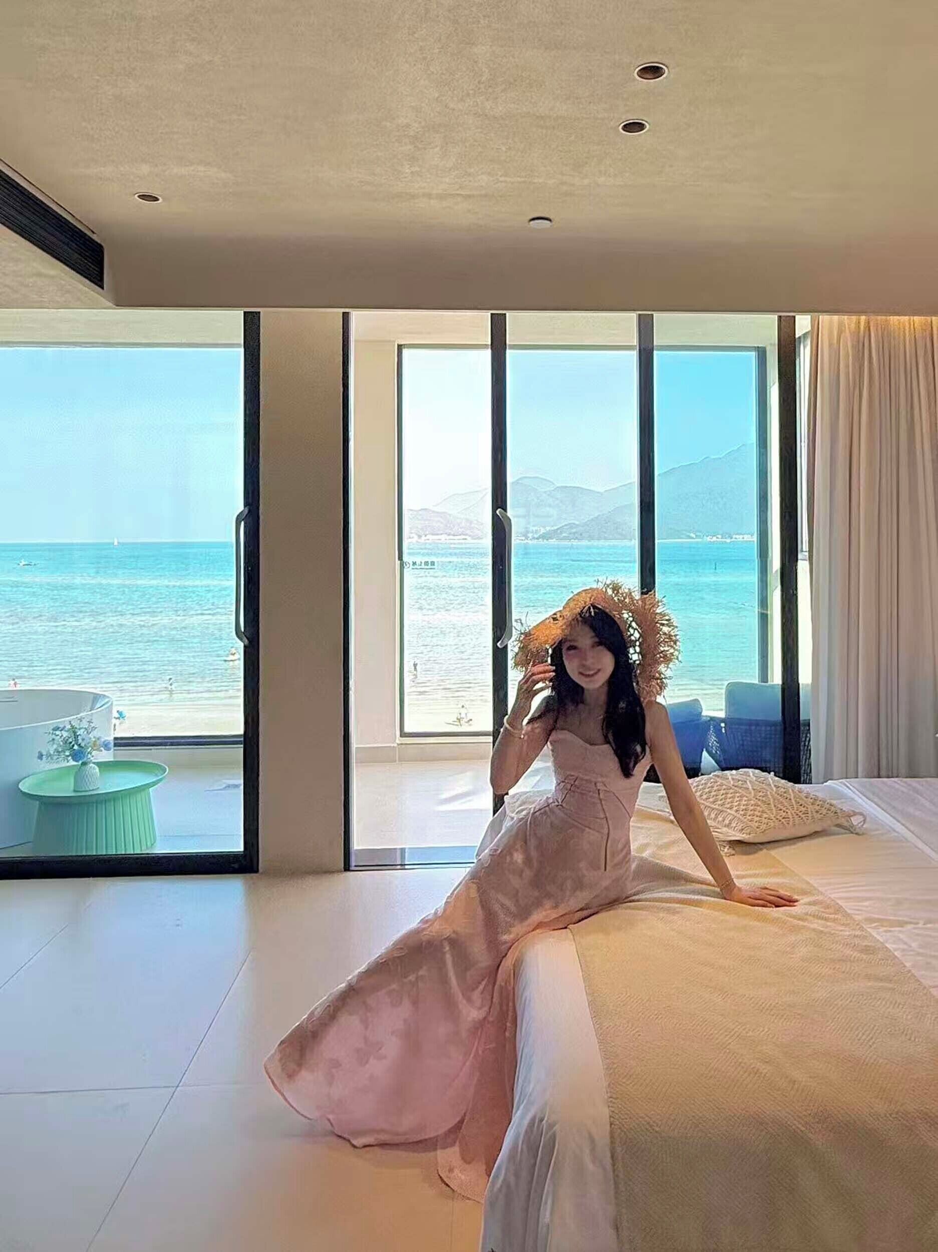 Romantic Twin Room | Free minibar, desk, blackout drapes, free WiFi