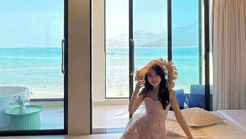 Romantic Twin Room | Free minibar, desk, blackout drapes, free WiFi