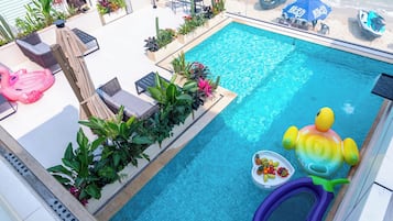 Una piscina al aire libre de temporada