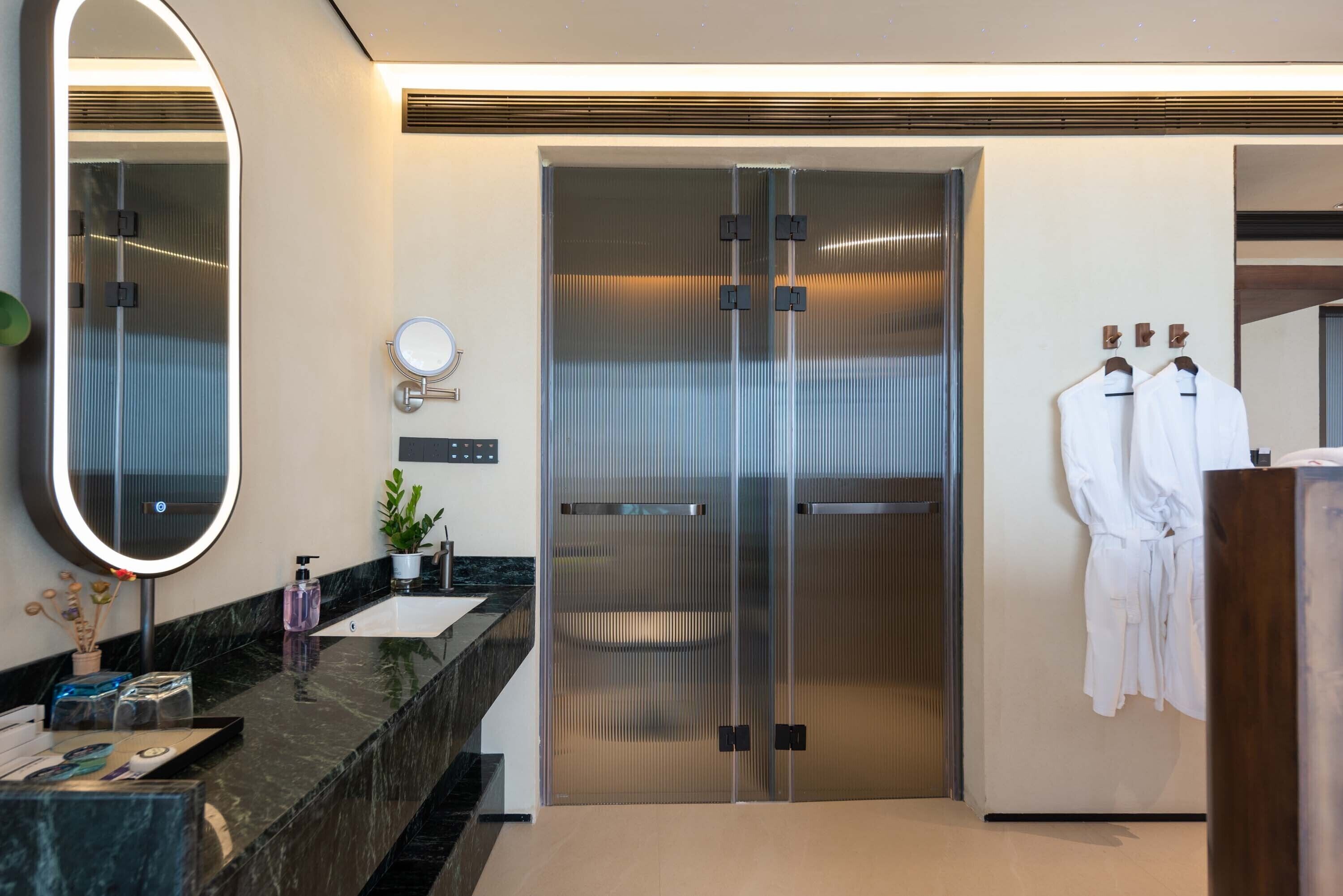 Luxury Double Room | Bathroom | Separate tub and shower, rainfall showerhead, free toiletries