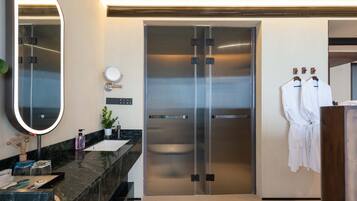 Luxury Double Room | Bathroom | Separate tub and shower, rainfall showerhead, free toiletries