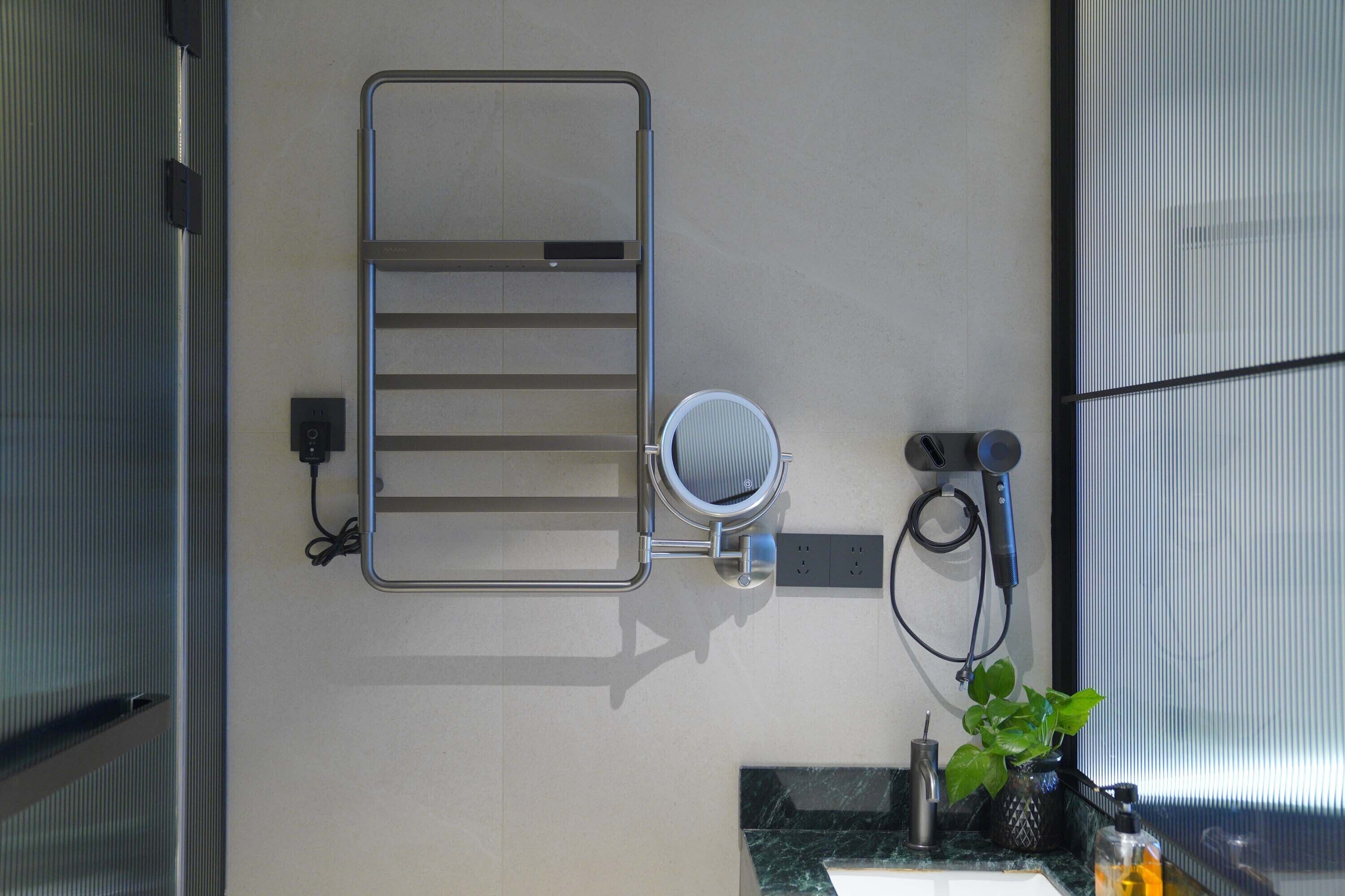 Habitación doble superior | Baño | Tina y regadera independientes y regadera tipo lluvia 