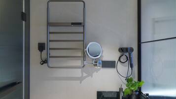 Habitación doble superior | Baño | Tina y regadera independientes y regadera tipo lluvia