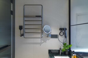 Superior Double Room | Bathroom | Separate tub and shower, rainfall showerhead, free toiletries - Santa Monica Seaview Vacation Home (Shenzhen)