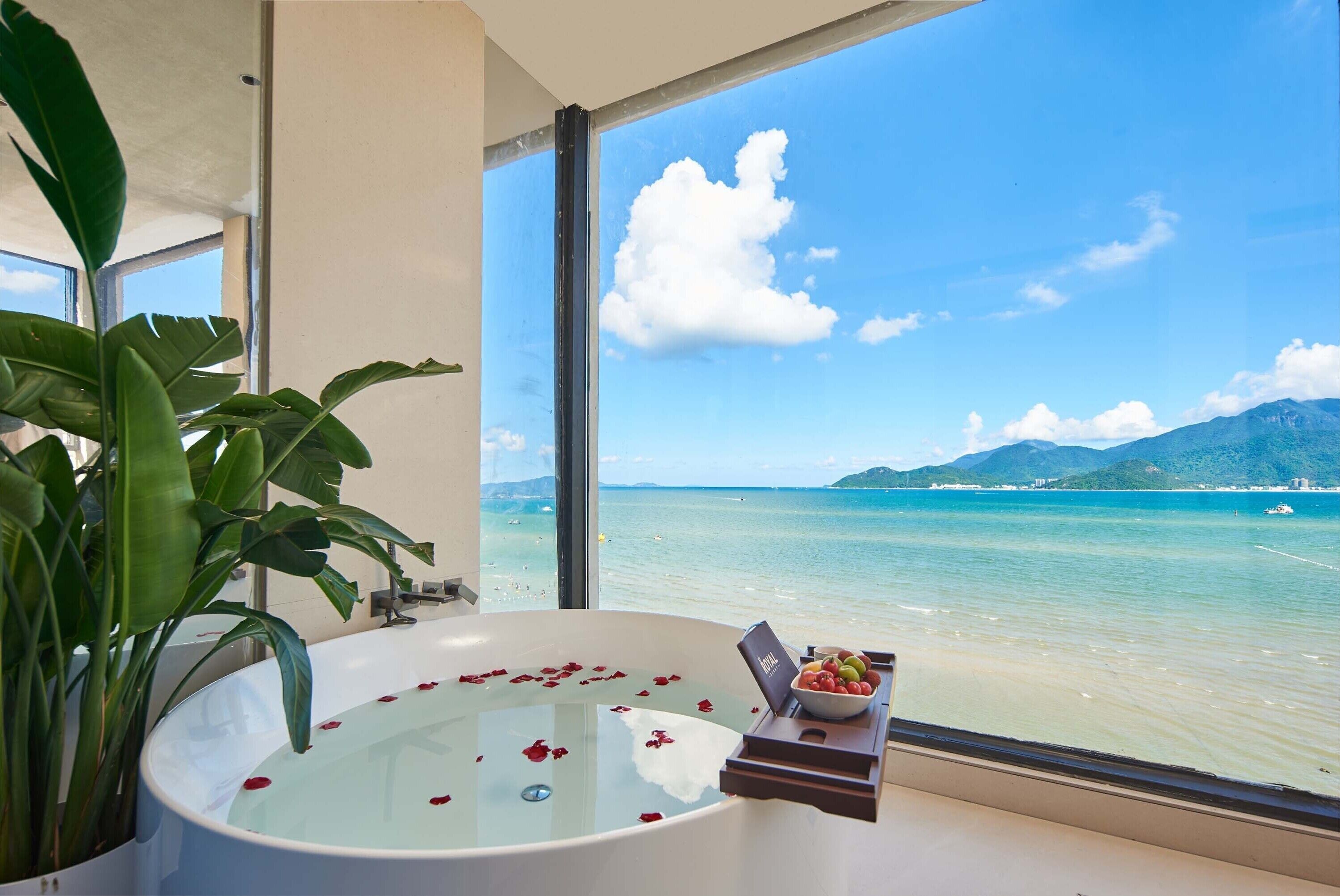 Habitación romántica con 2 camas individuales | Minibar con artículos gratuitos, escritorio, cortinas opacas