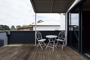 Outdoor dining - Bright Hillside Home in South Launceston (South Launceston)