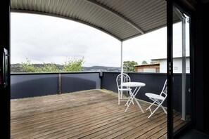 Outdoor dining - Bright Hillside Home in South Launceston (South Launceston)