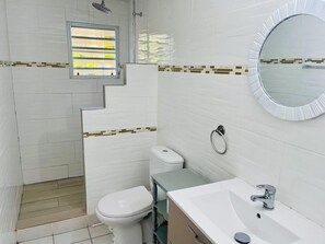 Shower, hair dryer, towels, soap - Echoes of the Sea, a cozy retreat perfect for rest and relaxation. (Guanabay)