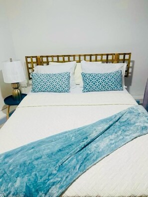 1 bedroom, iron/ironing board, free WiFi, bed sheets - Echoes of the Sea, a cozy retreat perfect for rest and relaxation. (Guanabay)