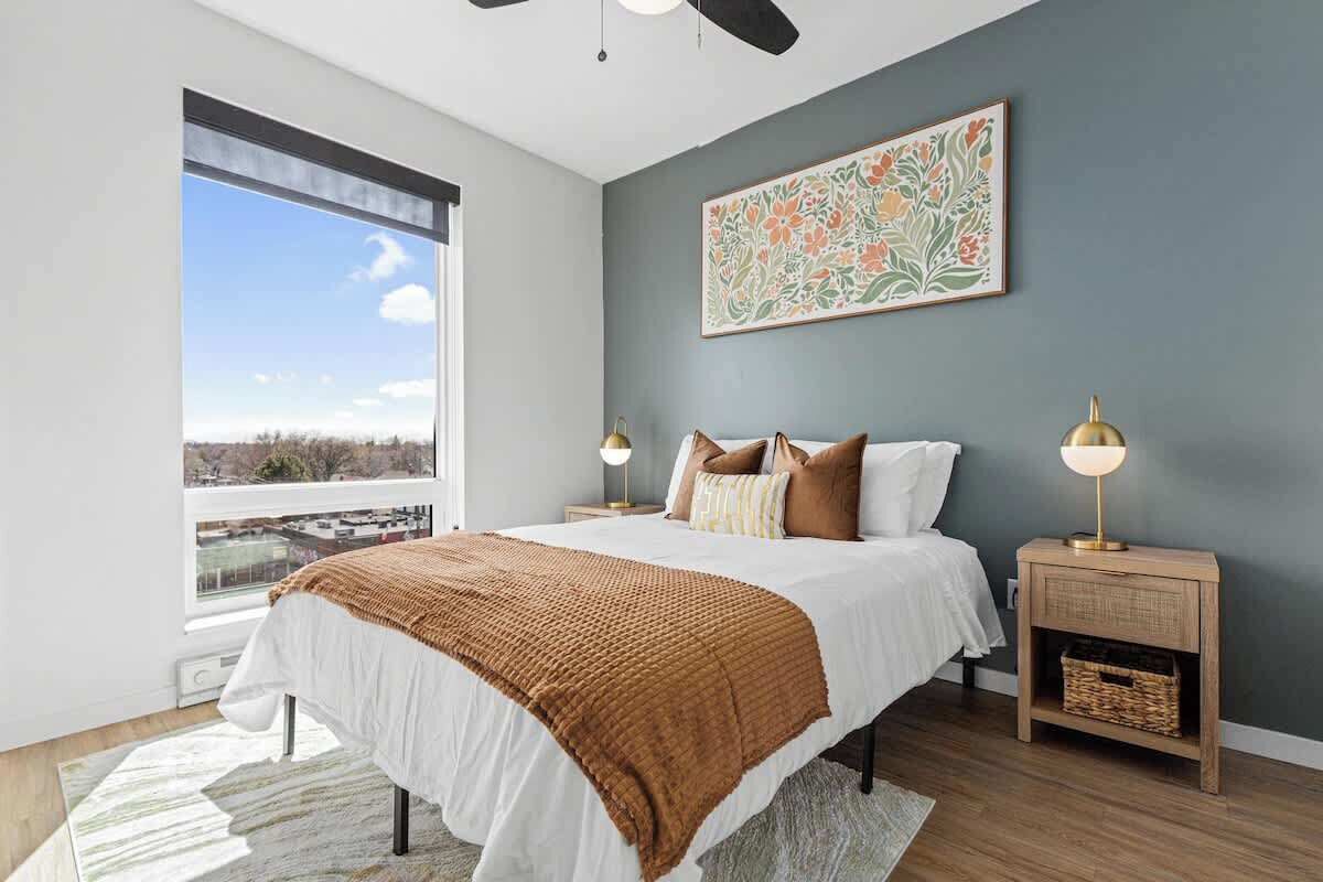 Desk, iron/ironing board, WiFi, bed sheets