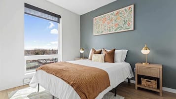 Desk, iron/ironing board, WiFi, bed sheets