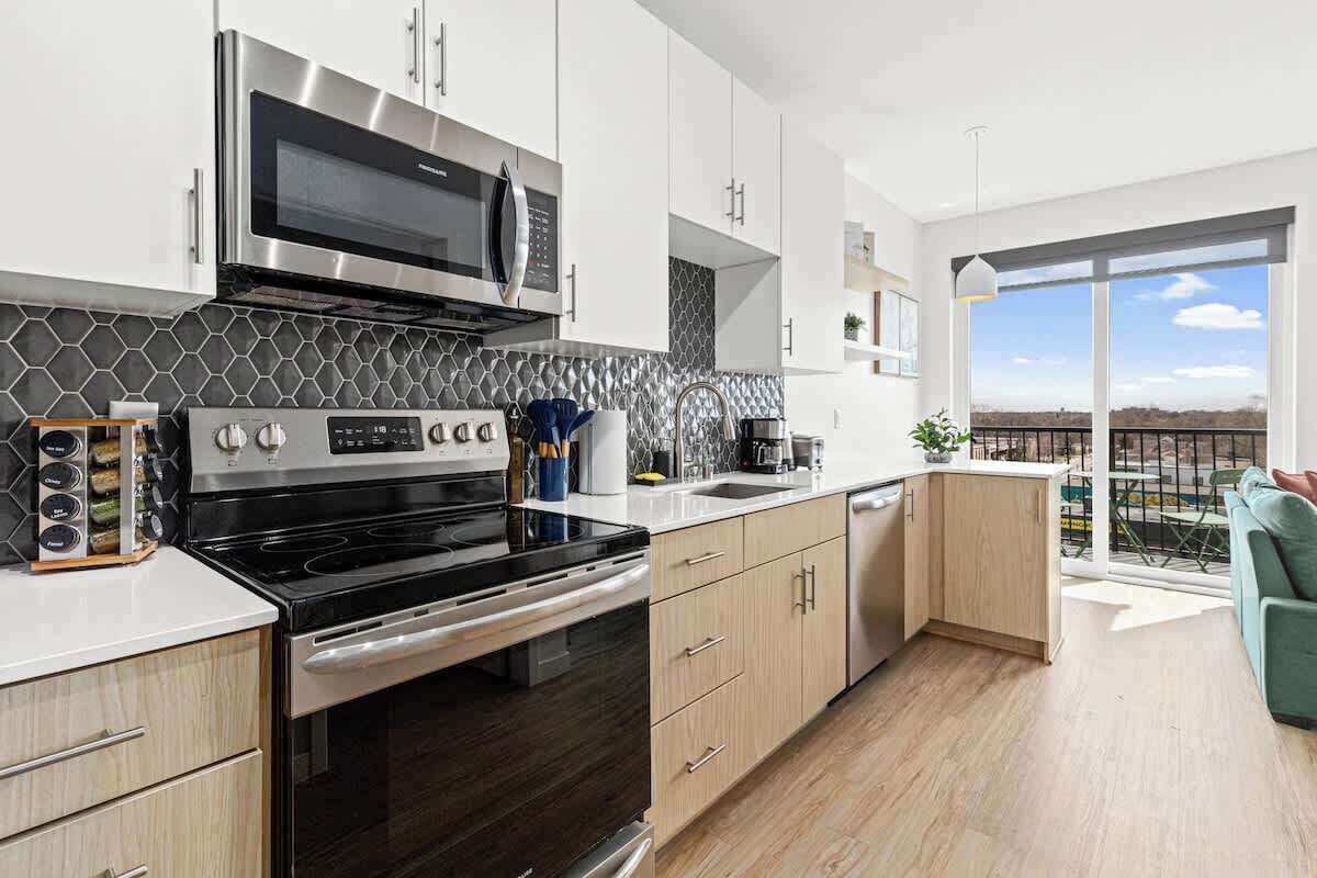 Refrigerador, microondas, horno y parrilla de estufa 