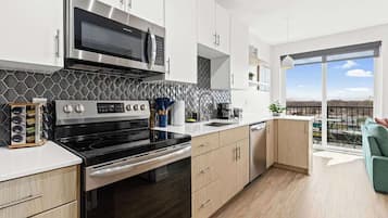 Refrigerador, microondas, horno y parrilla de estufa