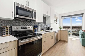 Réfrigérateur, micro-ondes, four, plaque de cuisson