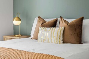 Escritorio, tabla de planchar con plancha, wifi y ropa de cama 