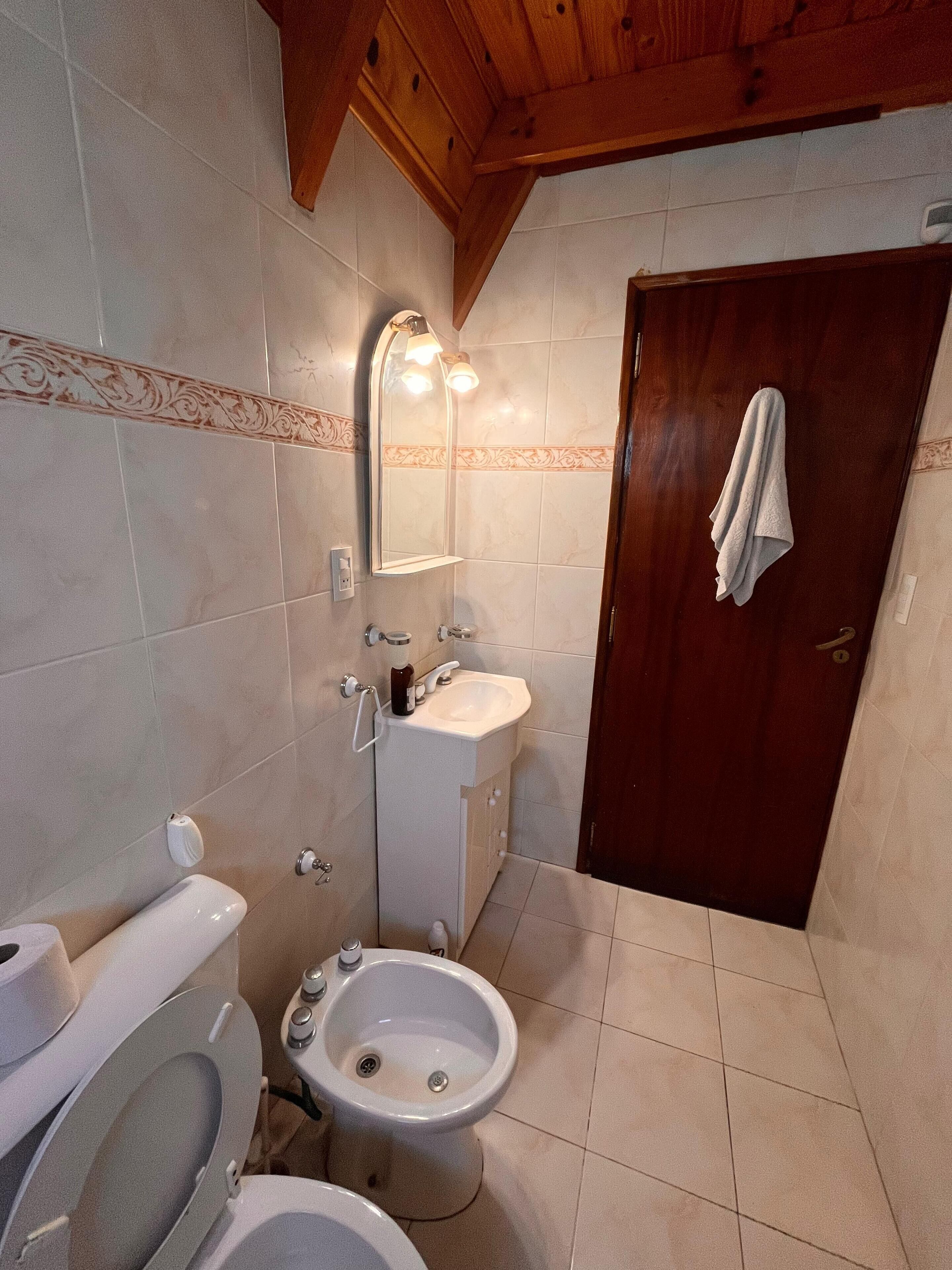 Secador de pelo, bidet, toallas, jabón