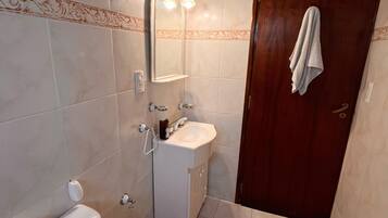 Secador de pelo, bidet, toallas, jabón
