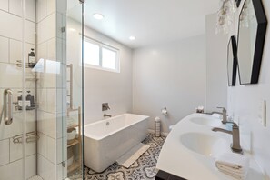 Douche, sèche-cheveux, serviettes fournies, savon