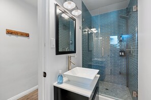 Douche, sèche-cheveux, serviettes fournies, savon