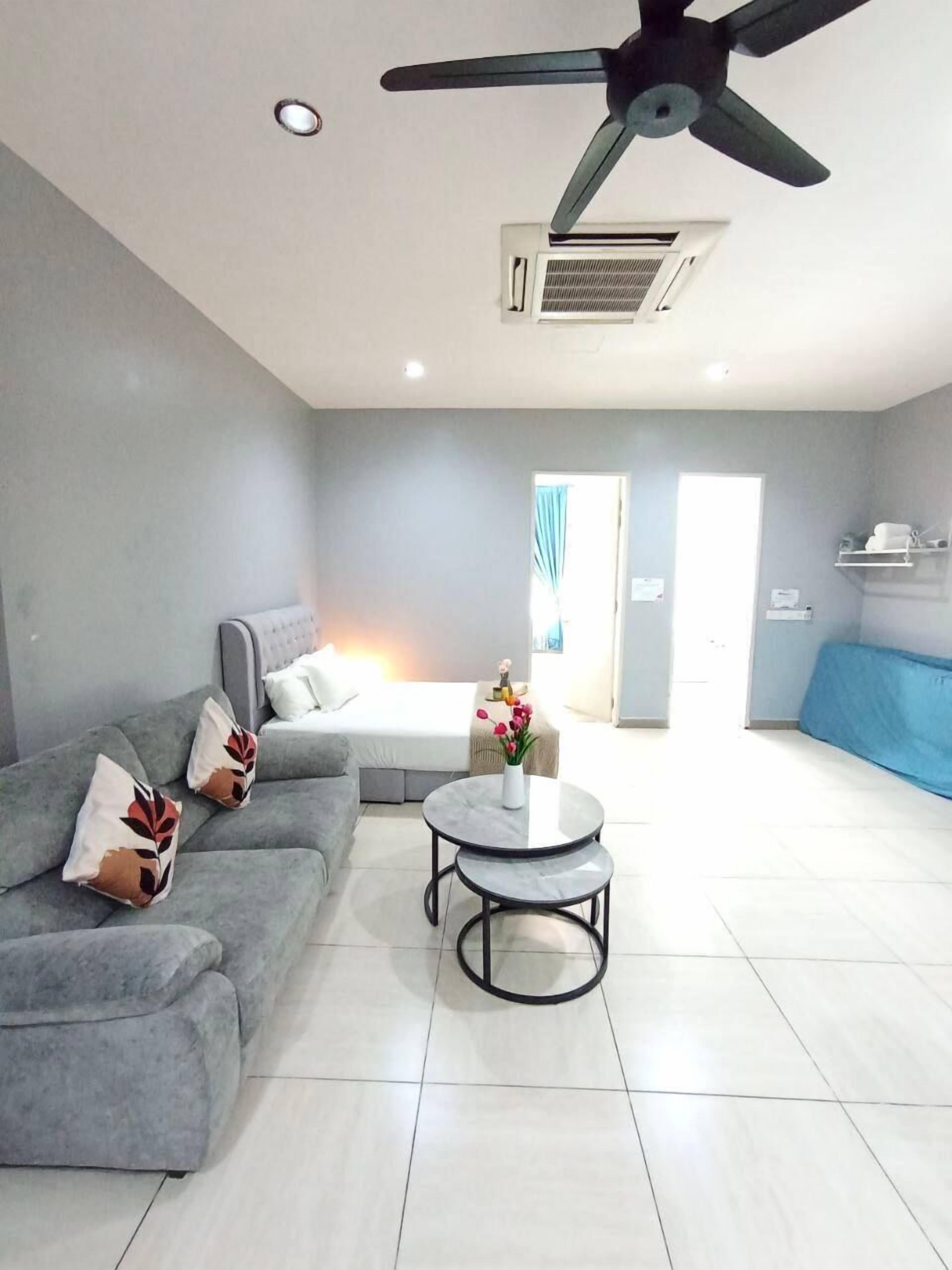 Basic Apartment, City View | Living area