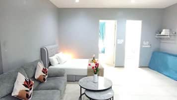 Basic Apartment, City View | Living area