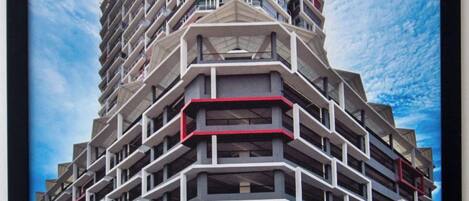 Un hôtel à plusieurs étages doté d’une architecture moderne, avec des balcons et une entrée imposante.