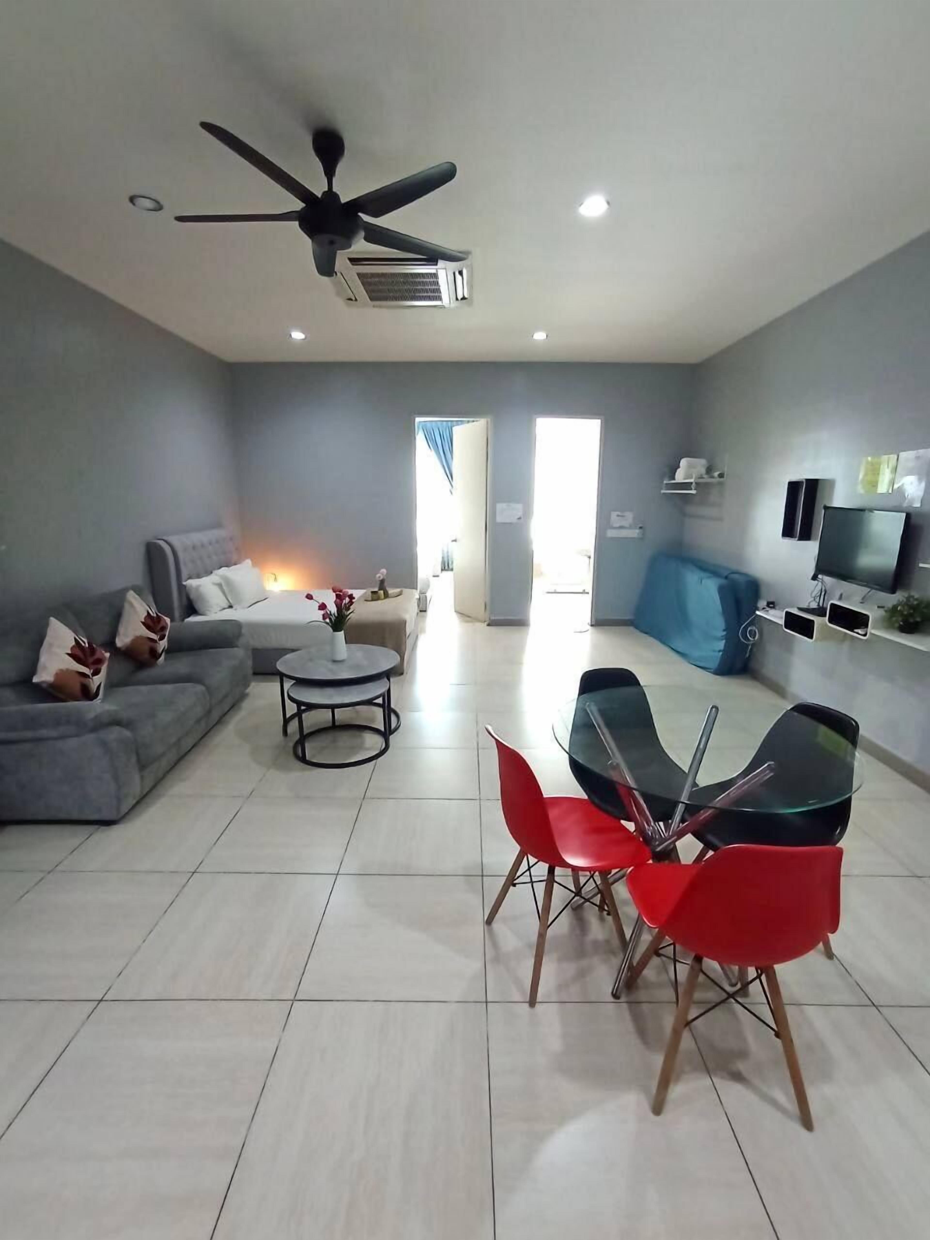 Basic Apartment, City View | Living area