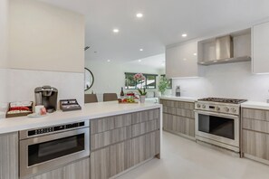 Fridge, microwave, oven, stovetop - FIFA Perfect 19KM | Hollywood Palms: Mins to beach, Pool-Spa, BBQ (Hollywood)