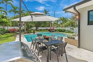 Outdoor dining - FIFA Perfect 19KM | Hollywood Palms: Mins to beach, Pool-Spa, BBQ (Hollywood)