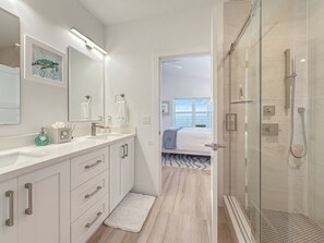 Douche, sèche-cheveux, serviettes fournies