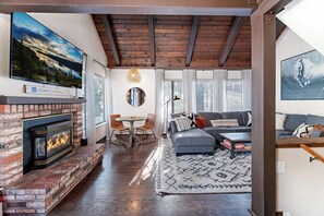 Smart TV - Updated 3BR/2BA Ski & Hiking townhome near Heavenly! (Stateline)