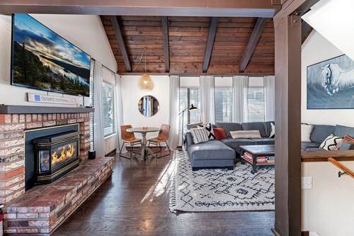 Updated 3BR/2BA Ski & Hiking townhome near Heavenly!