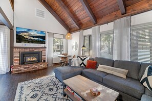 Smart TV - Updated 3BR/2BA Ski & Hiking townhome near Heavenly! (Stateline)