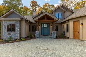 Exterior - Luxury 4 BR Mountain Escape: Views, Hot Tub & Pool Table (Banner Elk)