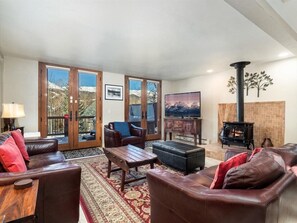 TV - Raven's Call Chalet, 6BR in Downtown Breck! (Breckenridge)