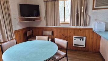 2 Bedroom Lakeview D2456 @ Laanecoorie Lakeside | Dining room